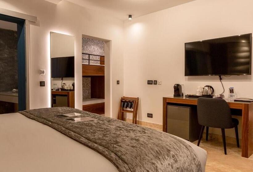 اتاق خانوادگی, The Village Boutique And Spa