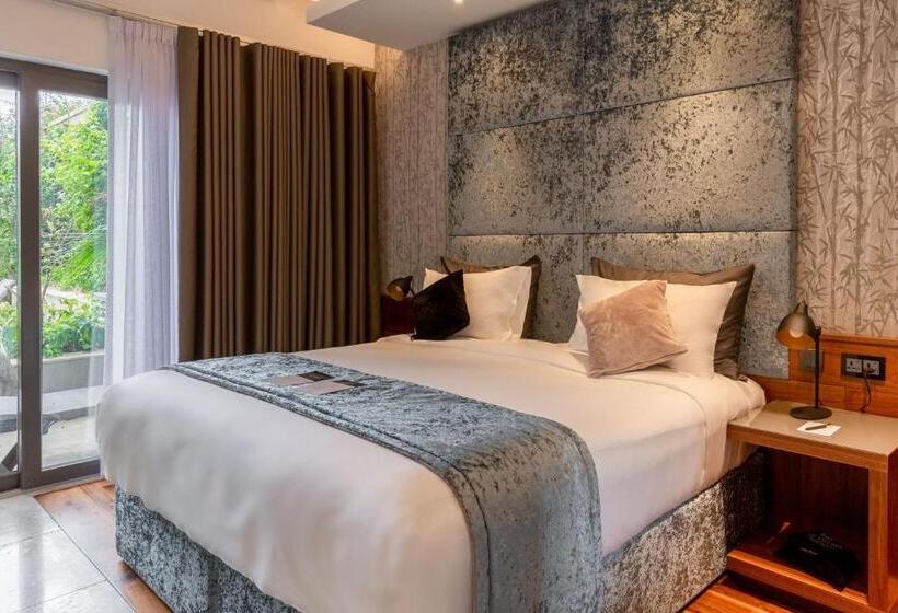 اتاق لوکس با بالکن, The Village Boutique And Spa