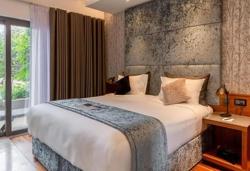 اتاق لوکس با بالکن, The Village Boutique And Spa