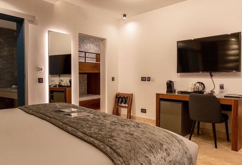 اتاق خانوادگی, The Village Boutique And Spa