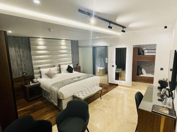 اتاق خانوادگی, The Village Boutique And Spa