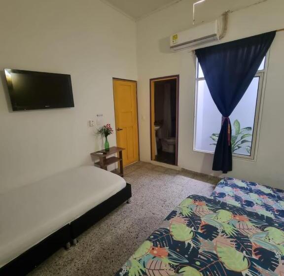 اتاق ساده سه‌ نفره, Casa De Luna