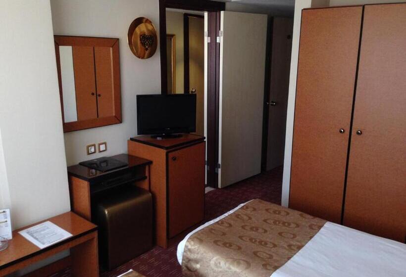 اتاق راحتی سه تخته, Artiç