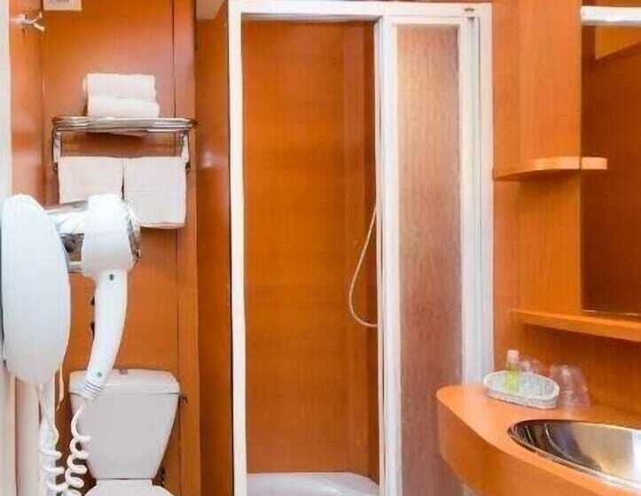 スタンダードトリプルルーム, Brit Hotel Le Kerann Nantes St Herblain   Zac De La Lorie