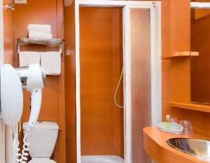 اتاق استاندارد سه نفره, Brit Hotel Le Kerann Nantes St Herblain   Zac De La Lorie