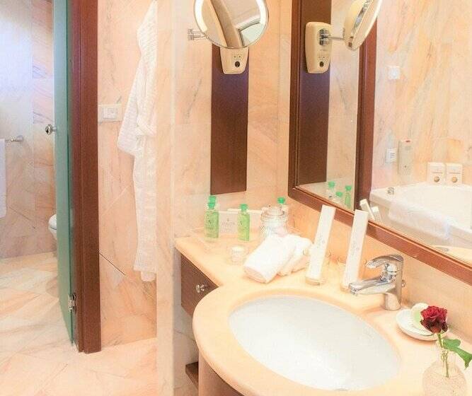 جناح جونيور مطلّ علي البحر, Grande Albergo Delle Rose