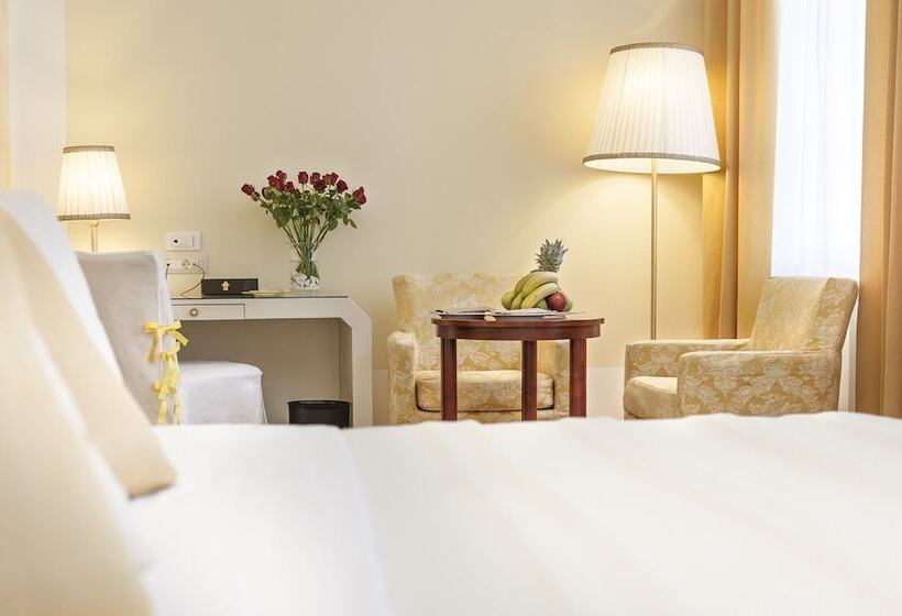 جناح جونيور مطلّ علي البحر, Grande Albergo Delle Rose