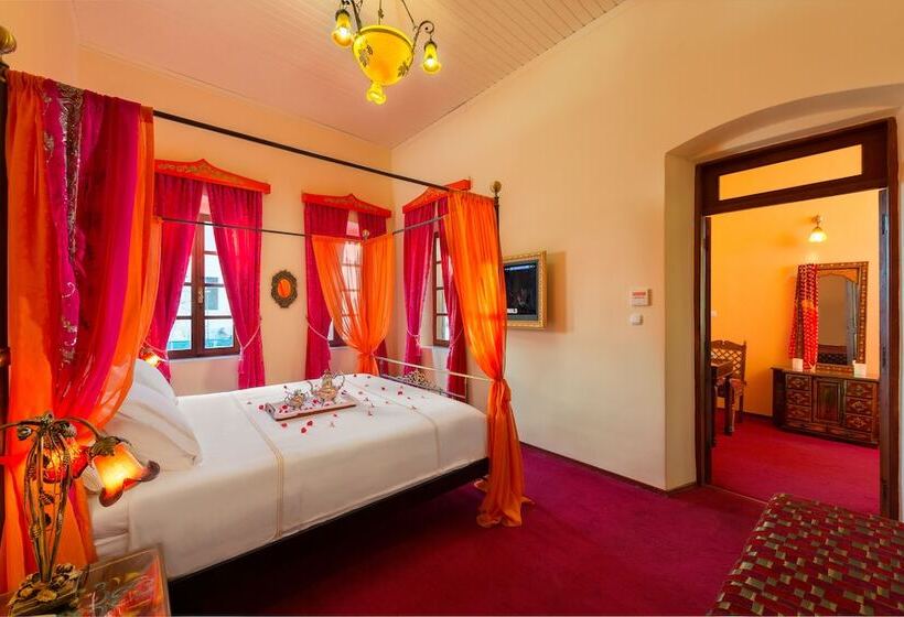 جناح ملكى, Nikos Takis Fashion Boutique