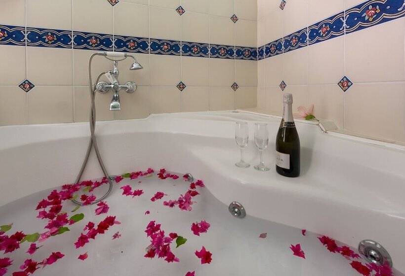 جناح ديلوكس مطل على البحر, Nikos Takis Fashion Boutique