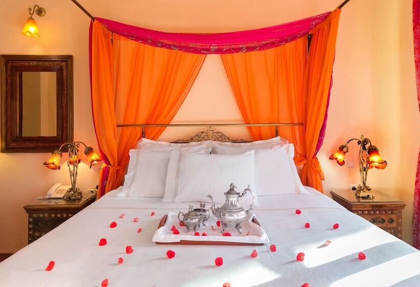 جناح ملكى, Nikos Takis Fashion Boutique