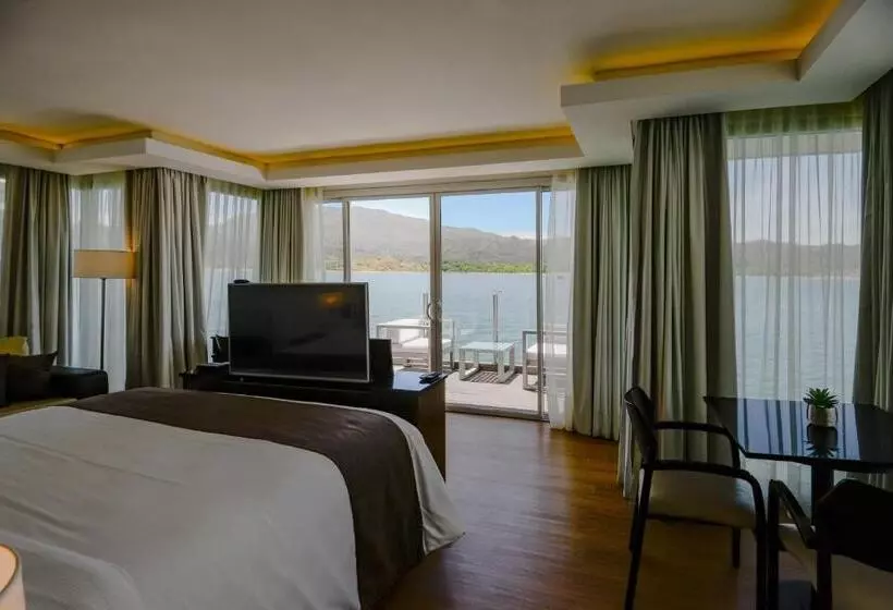 Suite with lake view, Potrero De Los Funes