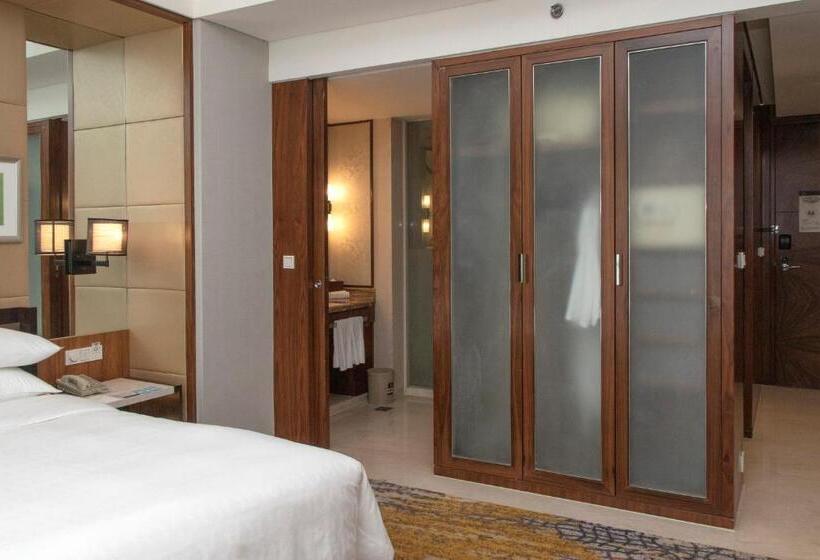 디럭스 룸 킹사이즈 침대, Sheraton Grand Shanghai Pudong Hotel & Residences