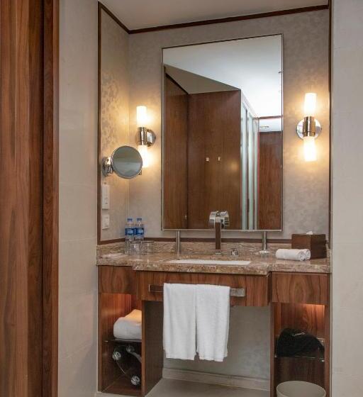 اتاق سوپریور با تخت بزرگ, Sheraton Grand Shanghai Pudong Hotel & Residences