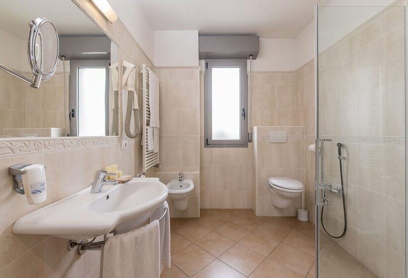 اتاق استاندارد سه نفره, Sovrana Hotel & Spa