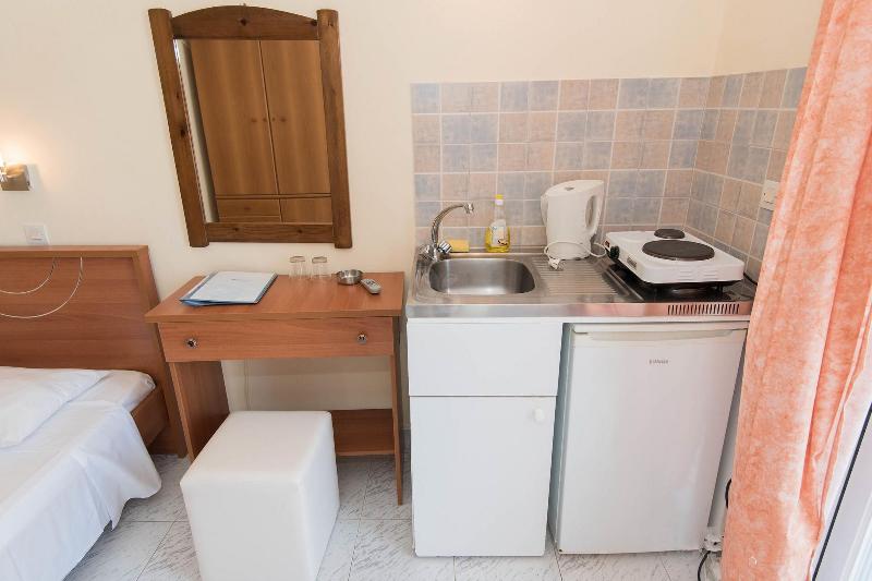 スタンダードスタジオ, Leonidas Hotel & Studios