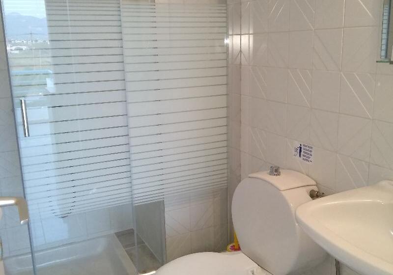 スタンダードスタジオ, Leonidas Hotel & Studios