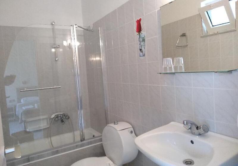 スタンダードスタジオ, Leonidas Hotel & Studios