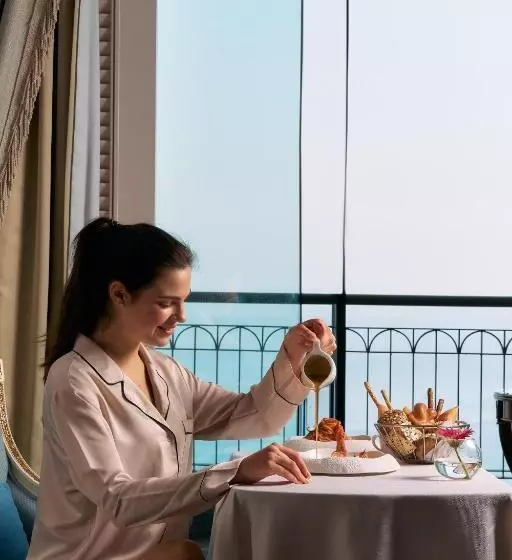 キングサイズベッドのスイートルーム, Four Seasons Hotel Alexandria At San Stefano