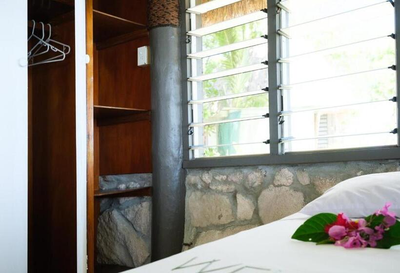 بنجلو قياسى, Beachcomber Island Resort