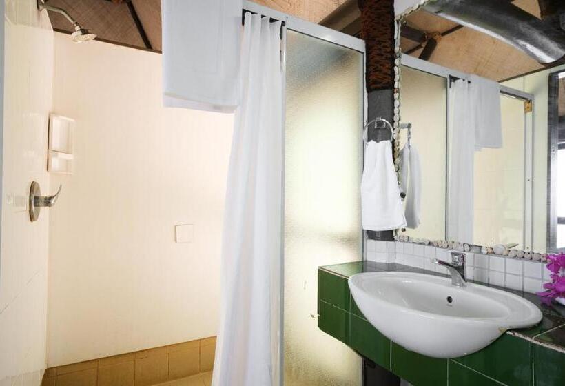 بنجلو قياسى, Beachcomber Island Resort