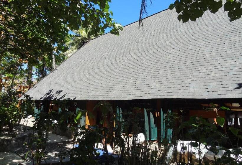 Кровать в Общей Комнате, Beachcomber Island Resort