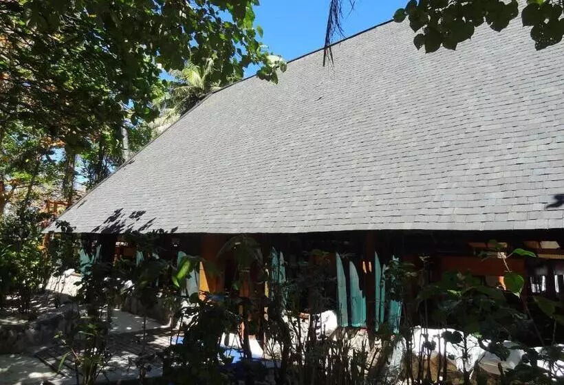 ルームシェアのワンベッド, Beachcomber Island Resort