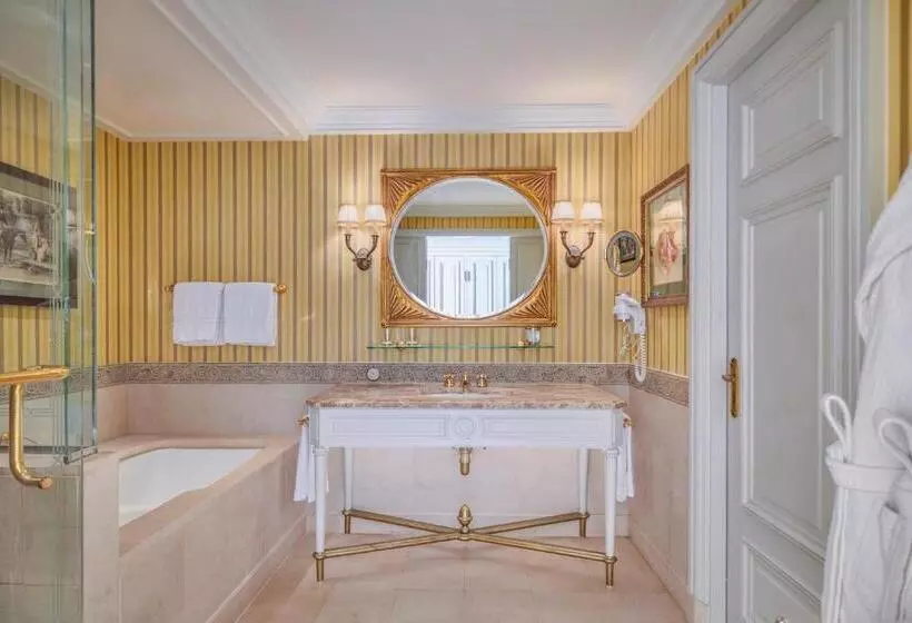 キングサイズベッドのスイートルーム, Four Seasons Hotel Alexandria At San Stefano