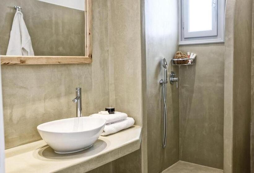 غرفة قياسية ثلاثية, Orkos Beach