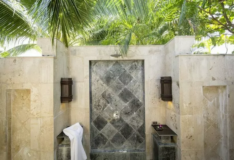 بانگلوی سوپریور, Robinson Khao Lak