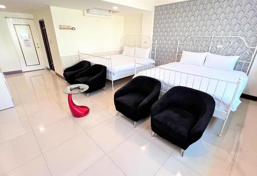 اتاق لوکس چهار تخته, Charming Hostel