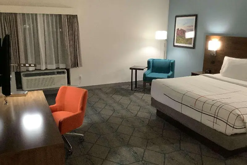 キングサイズベッドのスタンダードルーム, La Quinta Inn & Suites By Wyndham Littleton Red Rocks