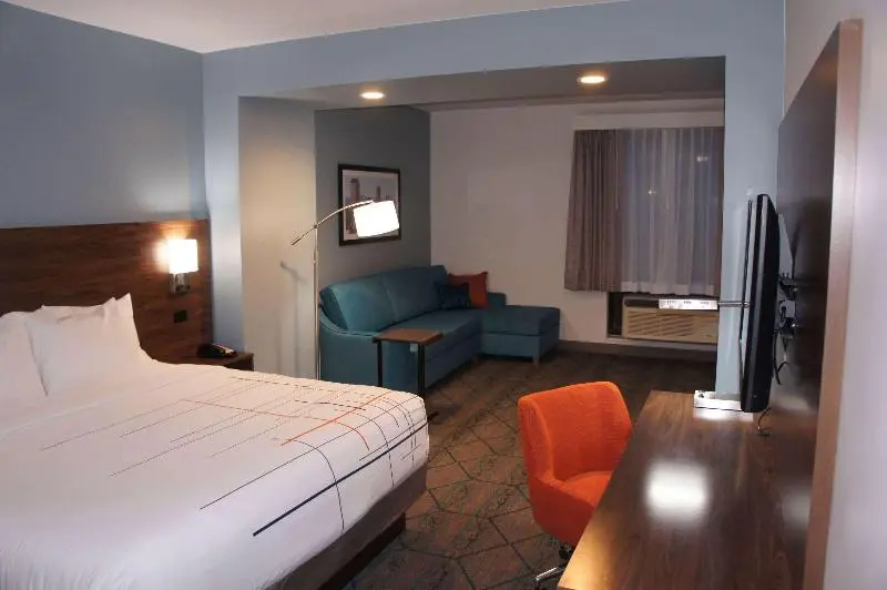 キングサイズベッドのスイートルーム, La Quinta Inn & Suites By Wyndham Littleton Red Rocks