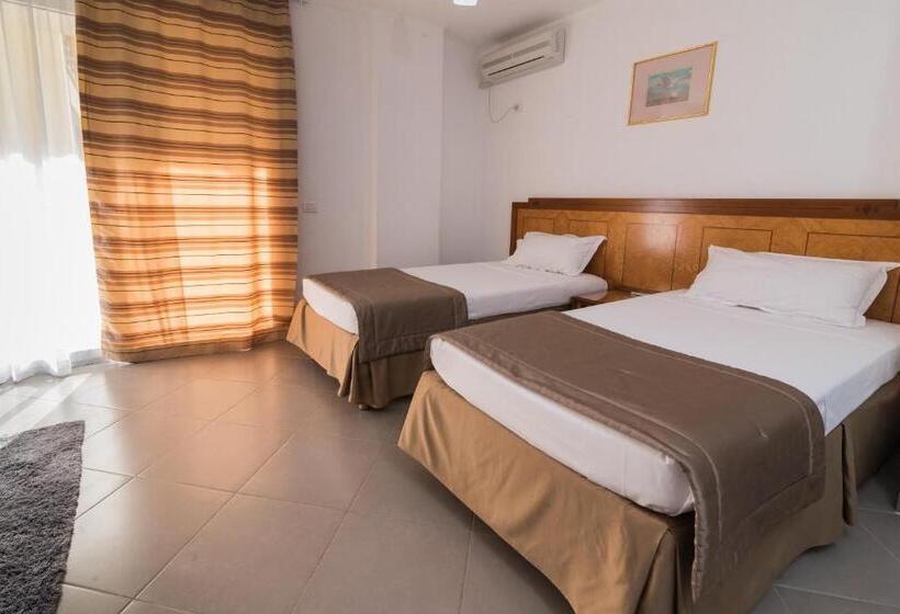 غرفة قياسية ثلاثية مطلة علي حمام السباحة, Rafaelo Comfort & Family