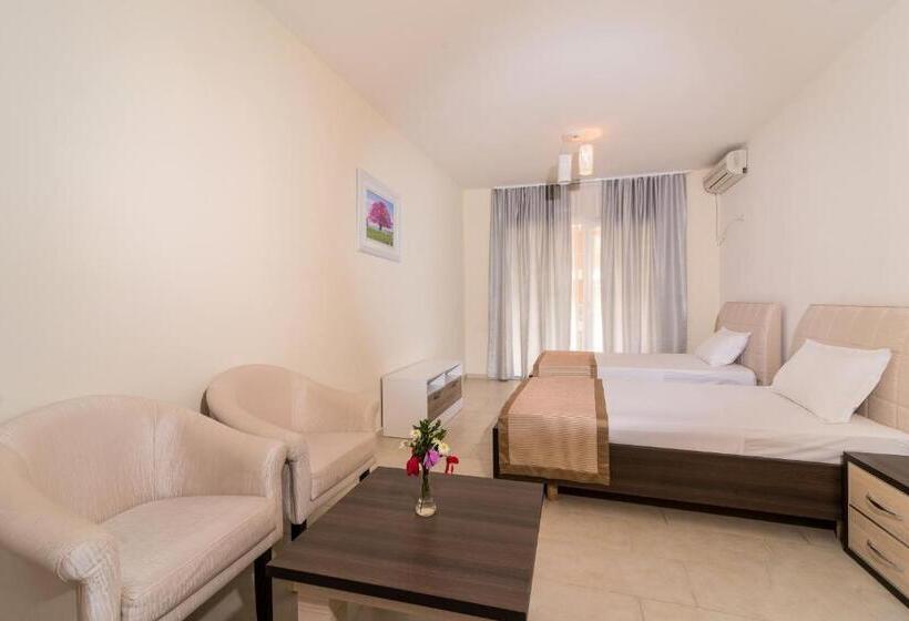 غرفة قياسية رباعية مزودة بشُرفة, Rafaelo Comfort & Family