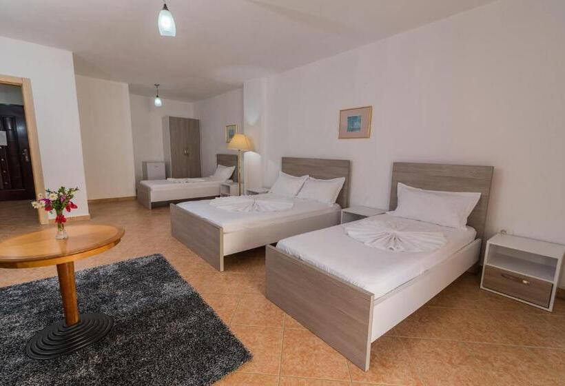 غرفة قياسية رباعية مزودة بشُرفة, Rafaelo Comfort & Family