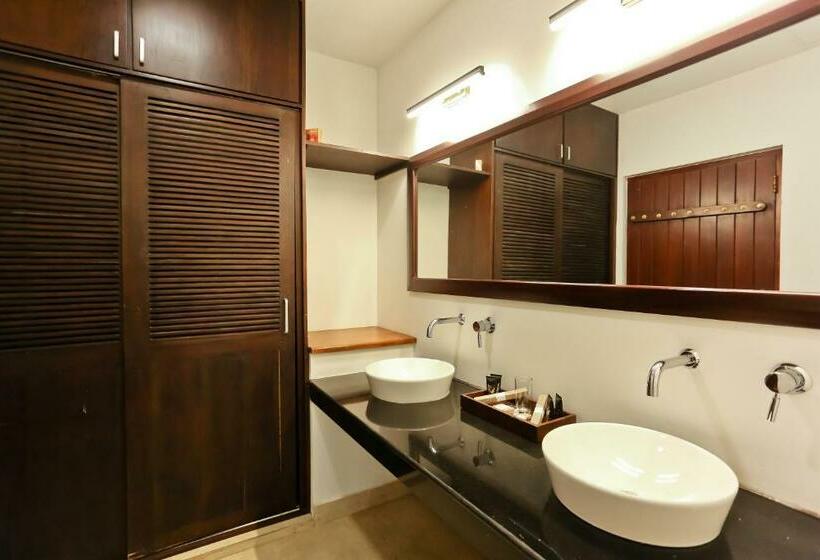 חדר דחוקס עם מיטת קינג, Swanee Grand