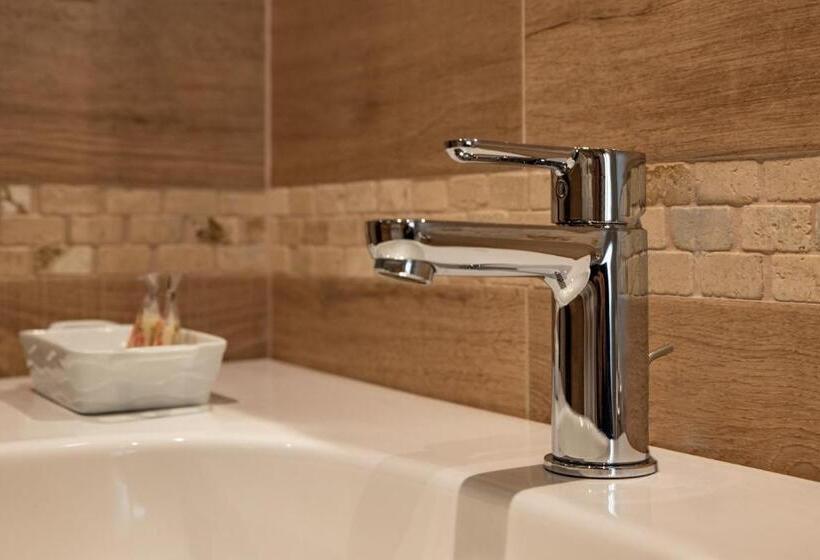 スタンダードトリプルルーム, Nanà