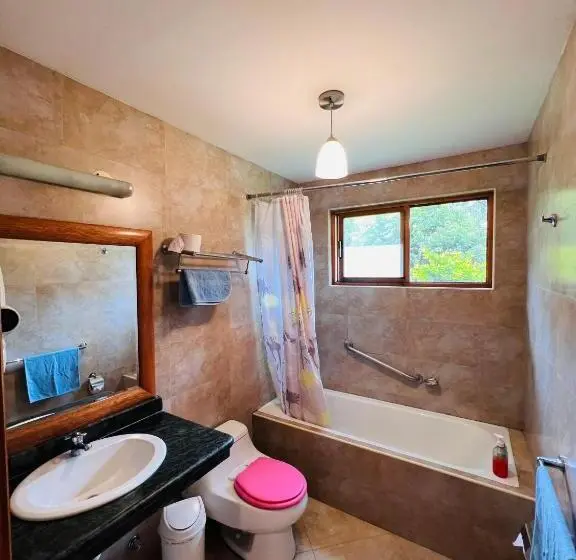 تختخواب در اتاق مشترک, Mama Tungu Hostel