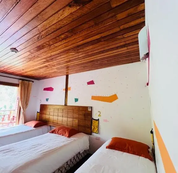 تختخواب در اتاق مشترک, Mama Tungu Hostel