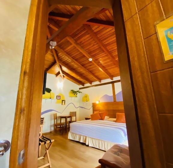 스탠다드 룸 킹사이즈 침대, Mama Tungu Hostel