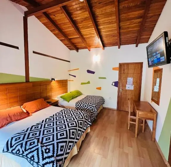 اتاق راحتی سه تخته, Mama Tungu Hostel
