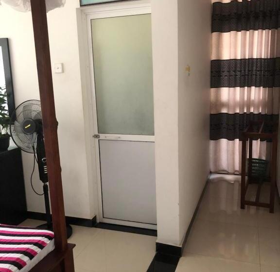 Economy-huone, Hiriketiya New Radiant House