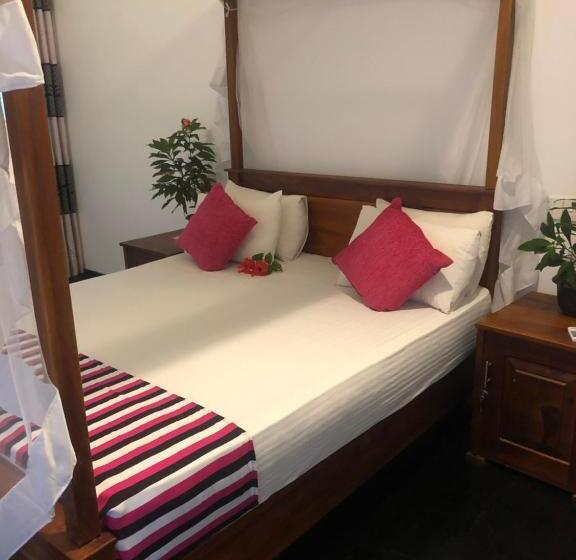 Economy Triple Room, Hiriketiya New Radiant House