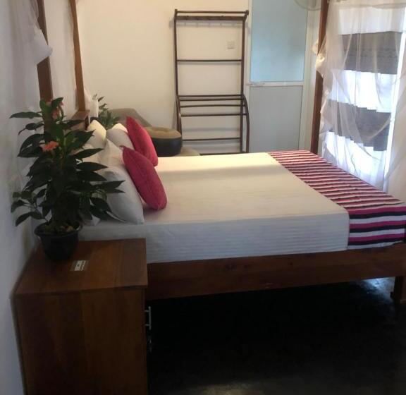Economy Triple Room, Hiriketiya New Radiant House