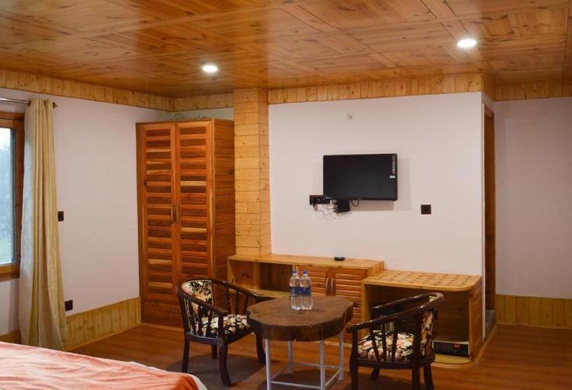 Номер Стандарт Вид на Горы, The Hillside