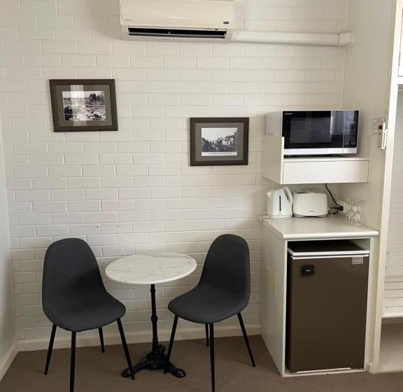 חדר משפחתי, Happy Wanderer Motel Cohuna 70s Style