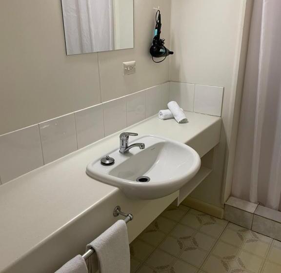 חדר משפחתי, Happy Wanderer Motel Cohuna 70s Style