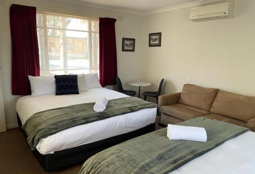 מיטת קינג בסוויטה, Happy Wanderer Motel Cohuna 70s Style