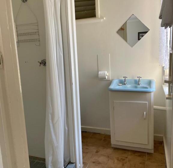 מיטת קינג בסוויטה, Happy Wanderer Motel Cohuna 70s Style