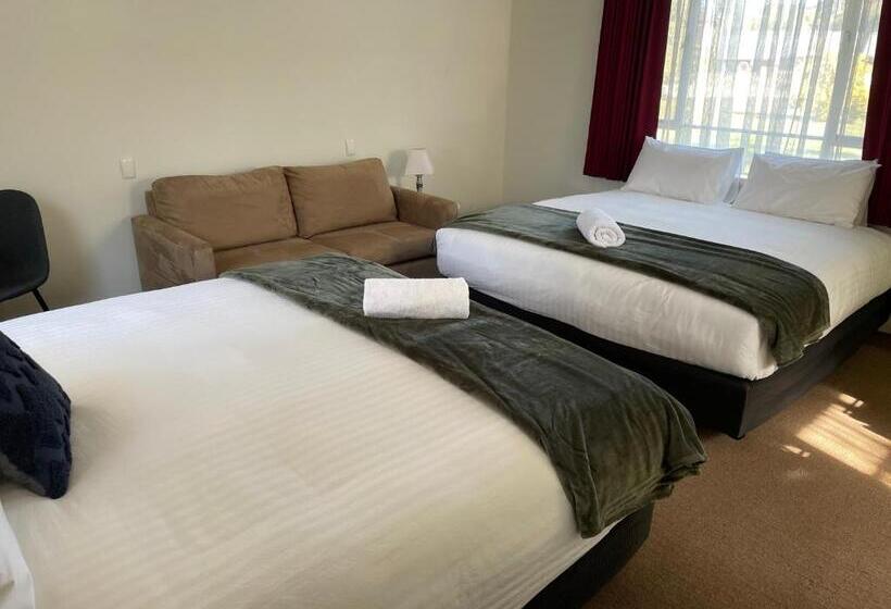 מיטת קינג בסוויטה, Happy Wanderer Motel Cohuna 70s Style